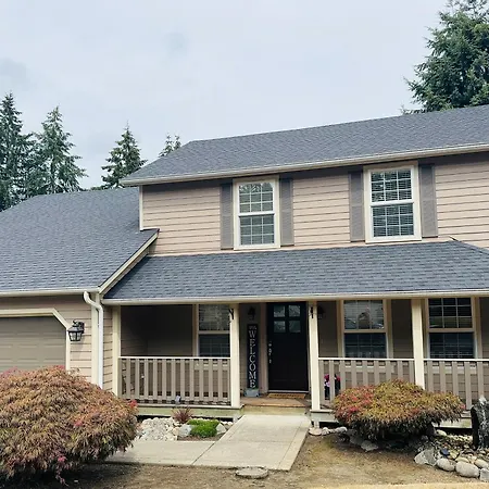 Spacious, Peaceful, Modern & Convenient Location! Villa